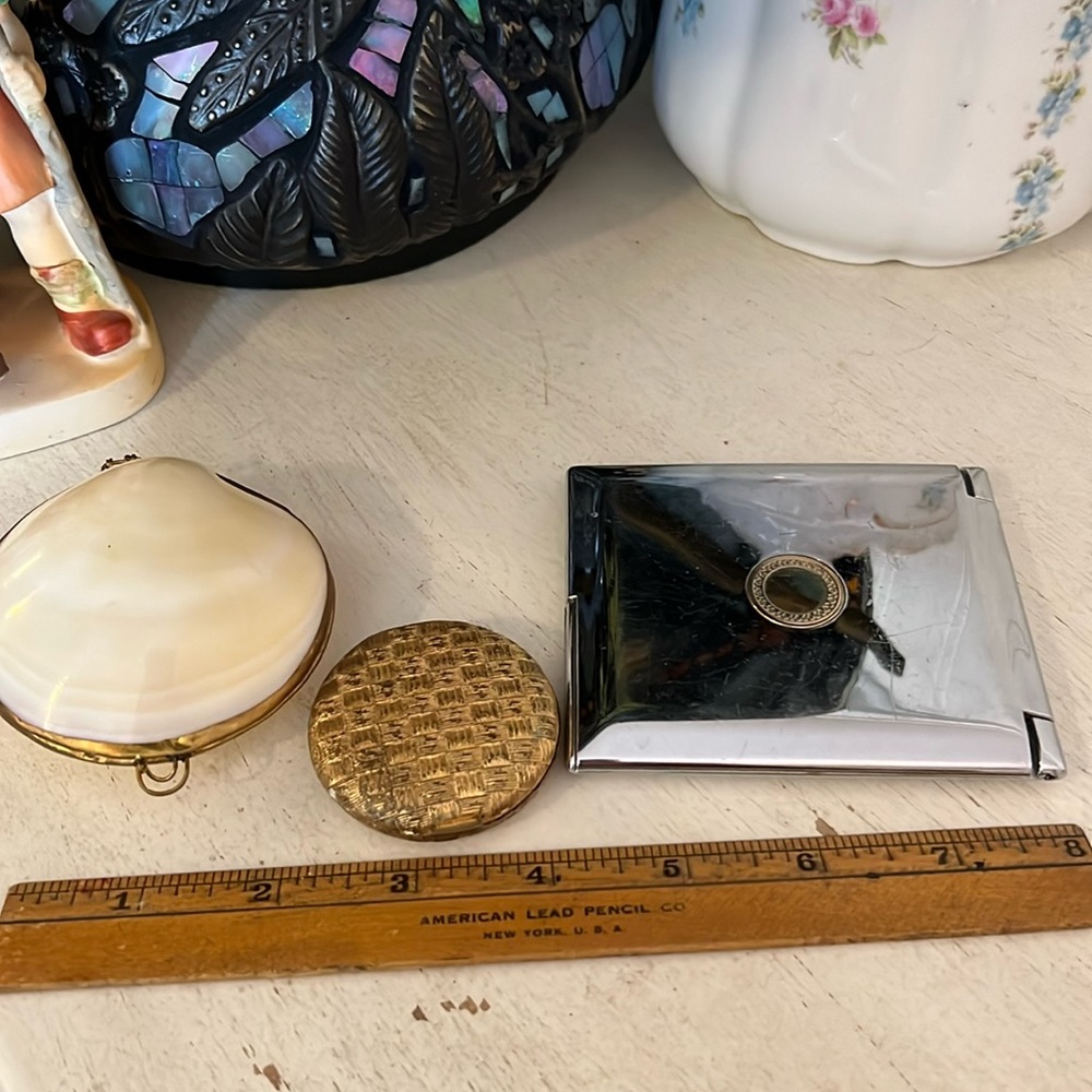 Clam shell powder compact plus 2 mirror compacts Hong Kong
